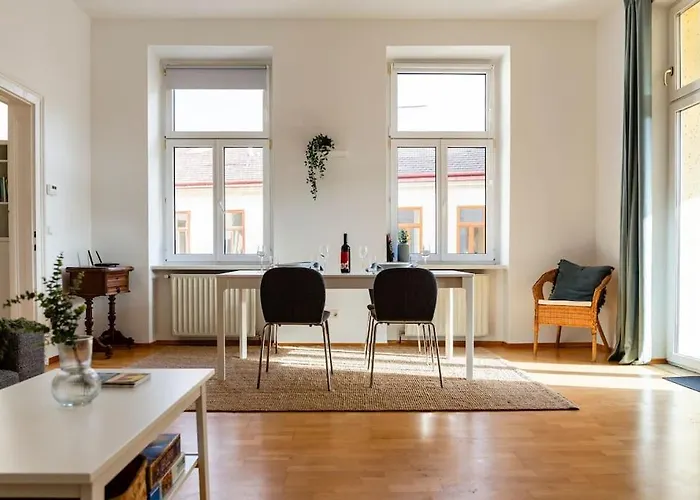Savoir-Vivre In Unserer Zentralen Balkonwohnung